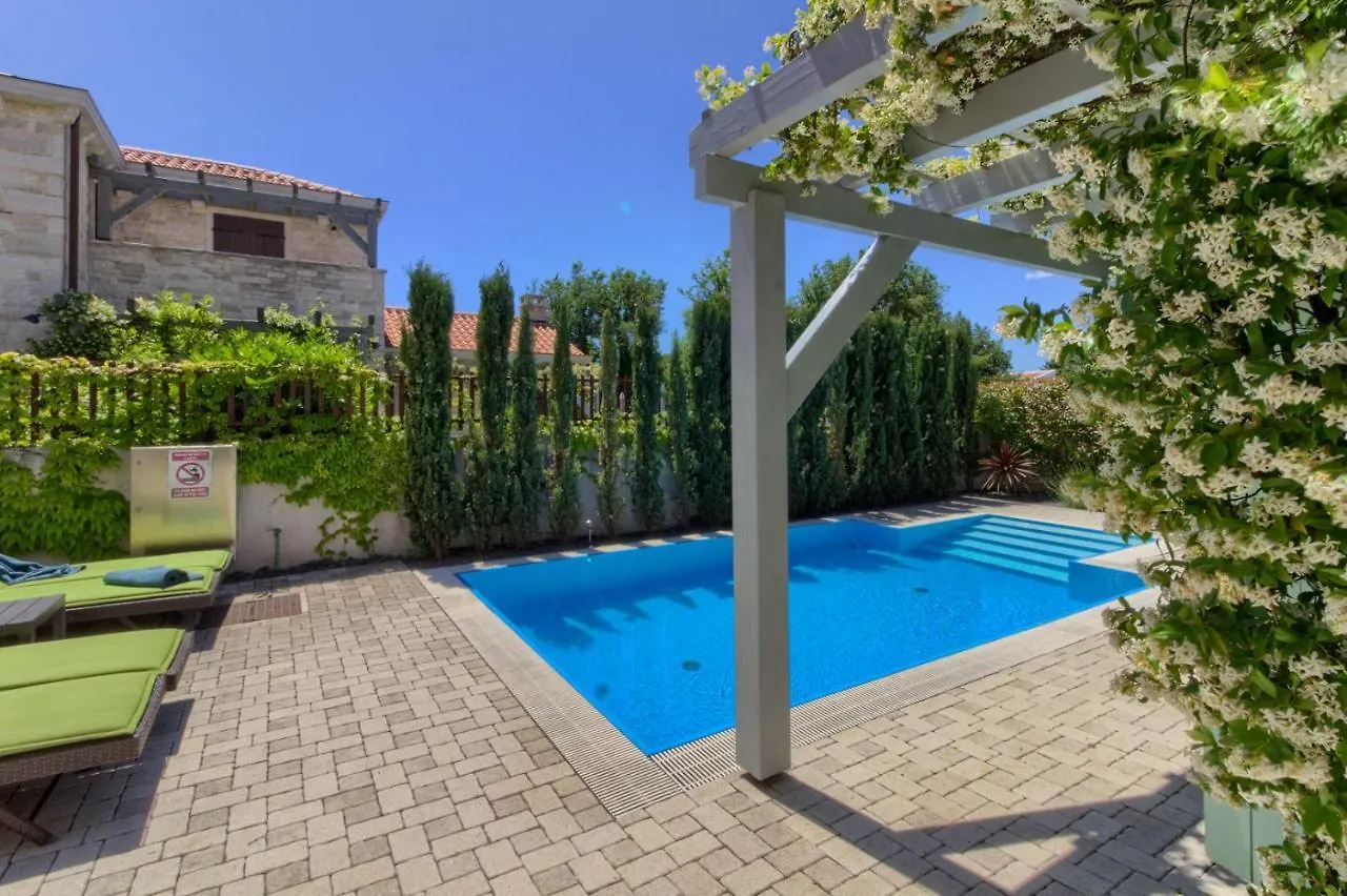 Fabulous Villa Zelda With Pool Near The Beach Medulin