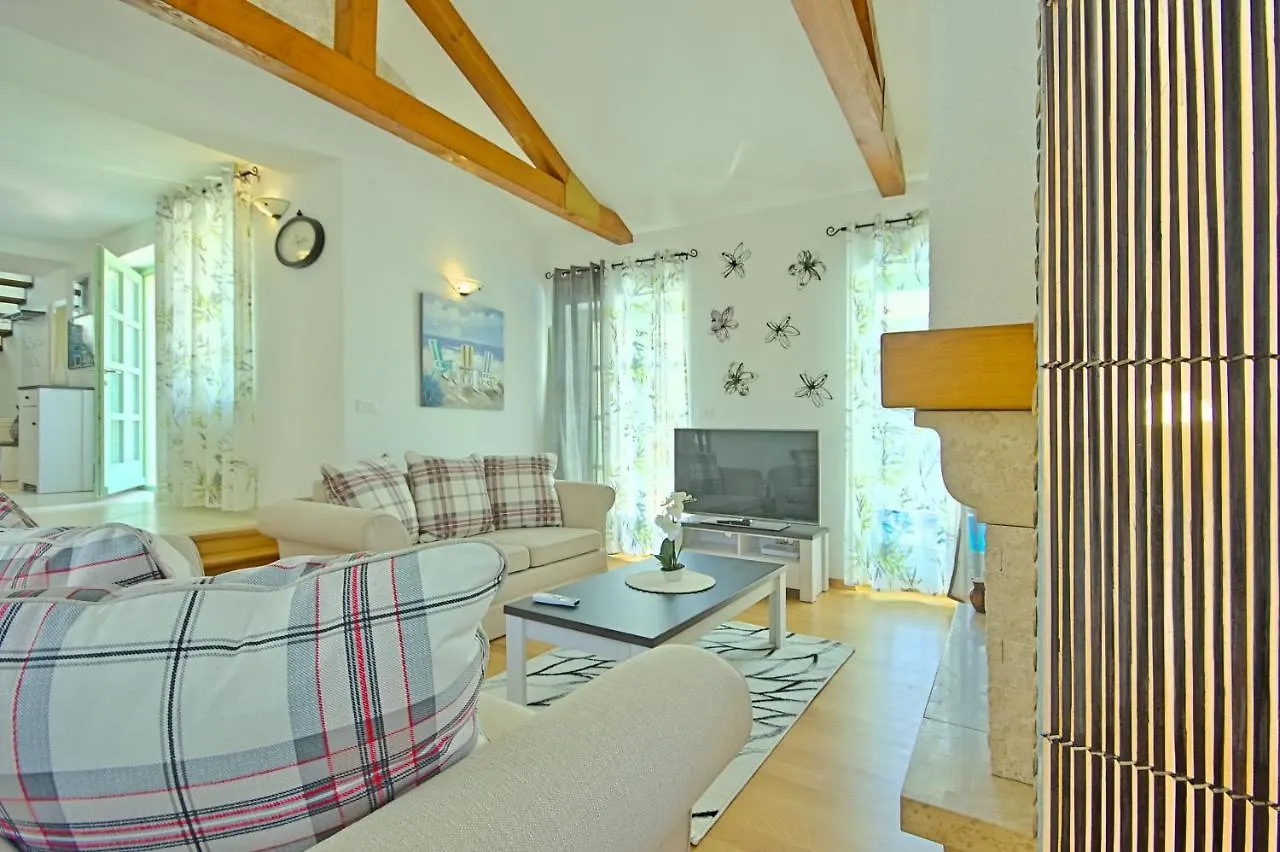 Fabulous Villa Zelda With Pool Near The Beach Medulin
