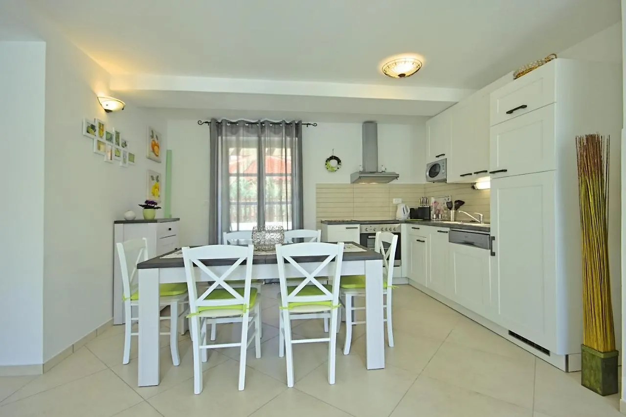 Fabulous Villa Zelda With Pool Near The Beach Medulin