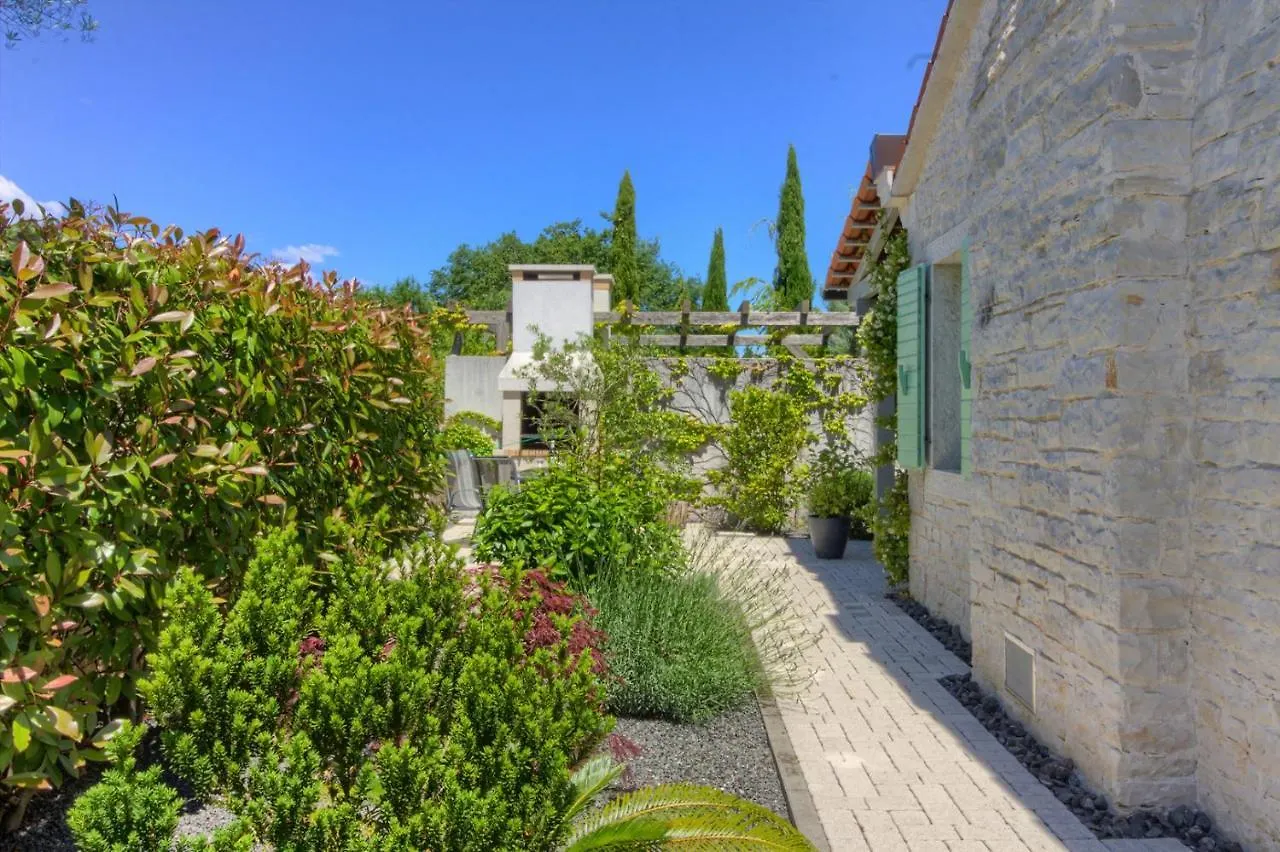 Fabulous Villa Zelda With Pool Near The Beach Medulin